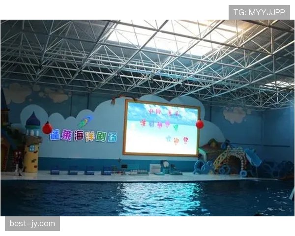 拉菲尼亚训练完顺手给家里泳池换水