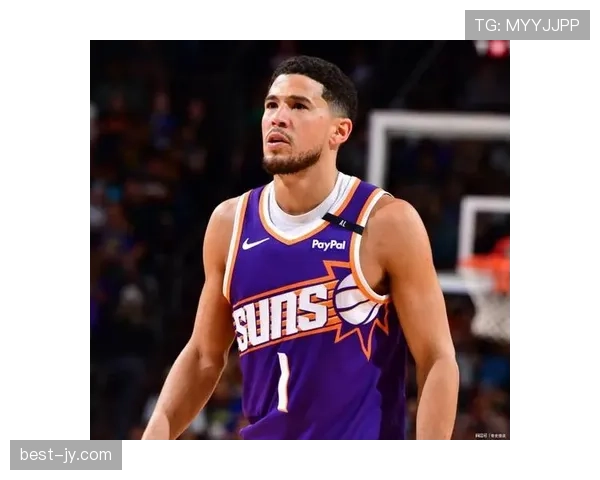 德文·布克场下穿拖鞋逛超市，谁能想到这人刚拿4000万年薪？